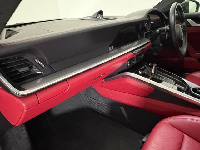 ９１１ ９１１カレラ　ＬＥＤマトリックスヘッドライト　スポーツクロノ　ＧＴスポーツステアリングホイール　２０／２１インチＣａｒｒｅｒａ　Ｃｌａｓｓｉｃホイール　レーンチェンジアシスト　ＢＯＳＥ　パワーステアリングプラス（38枚目）