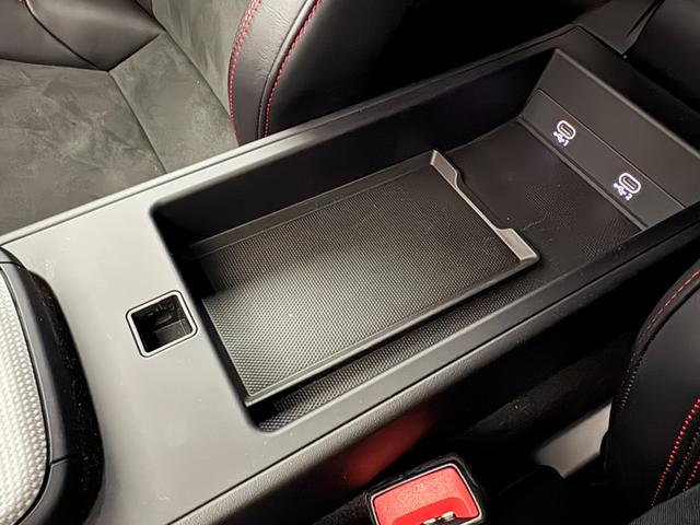 ９１１ ９１１カレラＧＴＳ　ＬＨＤ　リアアクスルステアリング　ＰＤＣＣ　軽量カーボンルーフ　マットカーボンインテリア　レーンチェンジアシスト　Ｒａｃｅ－Ｔｅｘルーフライニング　メーターパネル／カーマインレッド　ライトデザイン（32枚目）