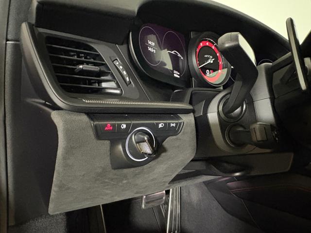 ９１１ ９１１カレラＧＴＳ　ＬＨＤ　リアアクスルステアリング　ＰＤＣＣ　軽量カーボンルーフ　マットカーボンインテリア　レーンチェンジアシスト　Ｒａｃｅ－Ｔｅｘルーフライニング　メーターパネル／カーマインレッド　ライトデザイン（33枚目）