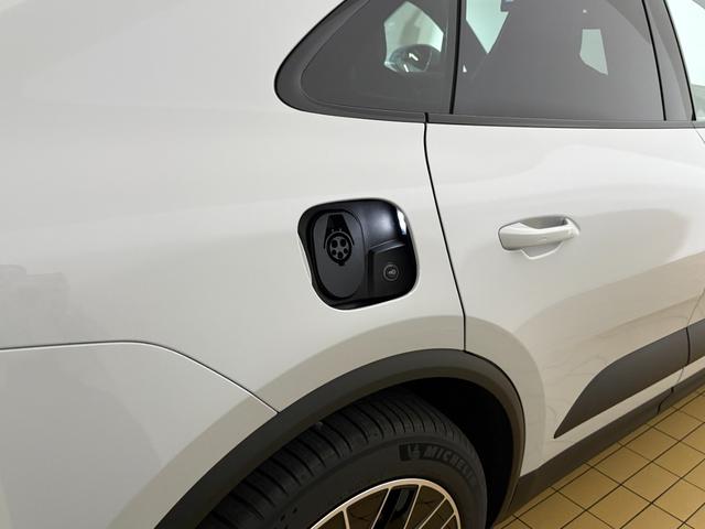 マカンエレクトリック マカン 4S リアアクスルステアリング PASM 電動充電ポートカバー シートヒーター マトリックスLEDヘッドライト スポーツクロノ 4ゾーンクライメートコントロール BOSEサラウンドサウンド(17枚目)