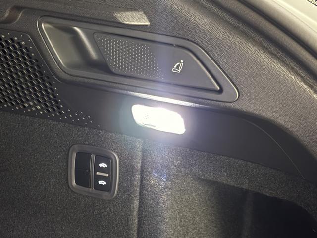 マカンエレクトリック マカン 4S リアアクスルステアリング PASM 電動充電ポートカバー シートヒーター マトリックスLEDヘッドライト スポーツクロノ 4ゾーンクライメートコントロール BOSEサラウンドサウンド(46枚目)