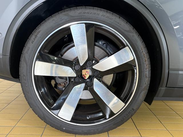 マカンエレクトリック マカン　パノラマルーフ　シートベンチレーション　２２インチＭａｃａｎＳｐｏｒｔホイール　マトリックスＬＥＤヘッドライト　スポクロ　ＢＯＳＥ　アダプティブスポーツシート（6枚目）