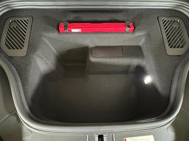 マカンエレクトリック マカン　パノラマルーフ　シートベンチレーション　２２インチＭａｃａｎＳｐｏｒｔホイール　マトリックスＬＥＤヘッドライト　スポクロ　ＢＯＳＥ　アダプティブスポーツシート（21枚目）