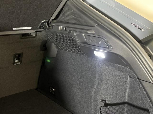 マカンエレクトリック マカン　パノラマルーフ　シートベンチレーション　２２インチＭａｃａｎＳｐｏｒｔホイール　マトリックスＬＥＤヘッドライト　スポクロ　ＢＯＳＥ　アダプティブスポーツシート（31枚目）