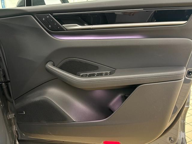 マカンエレクトリック マカン　パノラマルーフ　シートベンチレーション　２２インチＭａｃａｎＳｐｏｒｔホイール　マトリックスＬＥＤヘッドライト　スポクロ　ＢＯＳＥ　アダプティブスポーツシート（38枚目）