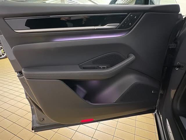 マカンエレクトリック マカン　パノラマルーフ　シートベンチレーション　２２インチＭａｃａｎＳｐｏｒｔホイール　マトリックスＬＥＤヘッドライト　スポクロ　ＢＯＳＥ　アダプティブスポーツシート（41枚目）