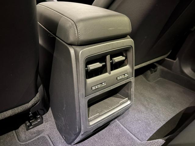 マカンエレクトリック マカン　パノラマルーフ　シートベンチレーション　２２インチＭａｃａｎＳｐｏｒｔホイール　マトリックスＬＥＤヘッドライト　スポクロ　ＢＯＳＥ　アダプティブスポーツシート（44枚目）