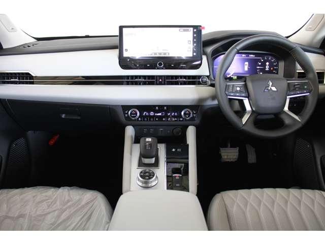 アウトランダーＰＨＥＶ Ｐ　スマホ連携ナビ　全周囲カメラ　スマートキー　横滑り防止　デュアルエアコン　黒革シート　フルセグＴＶ　シートヒーター　パワーシート　ＬＥＤヘッドライト　４ＷＤ　メモリーナビ　ＡＢＳ　Ｂカメ　アルミ（4枚目）