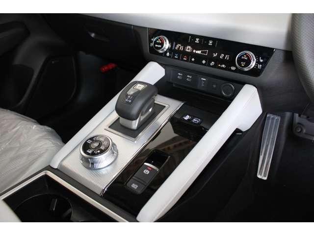 アウトランダーＰＨＥＶ Ｐ　スマホ連携ナビ　全周囲カメラ　スマートキー　横滑り防止　デュアルエアコン　黒革シート　フルセグＴＶ　シートヒーター　パワーシート　ＬＥＤヘッドライト　４ＷＤ　メモリーナビ　ＡＢＳ　Ｂカメ　アルミ（13枚目）
