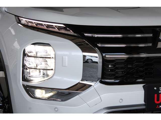 アウトランダーＰＨＥＶ Ｐ　スマホ連携ナビ　全周囲カメラ　スマートキー　横滑り防止　デュアルエアコン　黒革シート　フルセグＴＶ　シートヒーター　パワーシート　ＬＥＤヘッドライト　４ＷＤ　メモリーナビ　ＡＢＳ　Ｂカメ　アルミ（18枚目）