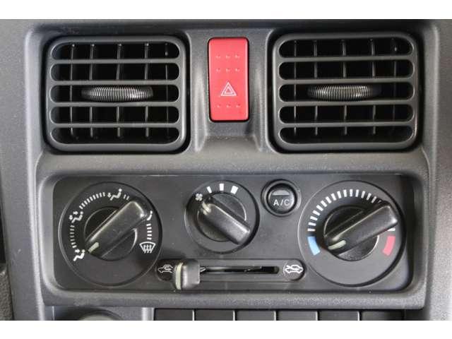 ミニキャブトラック Ｍ　ＡＭ／ＦＭラジオ　切替４ＷＤ　ＡＳＣ　助手席エアバック　運転席エアバック　エアコン　パワステ　ＡＢＳ（8枚目）