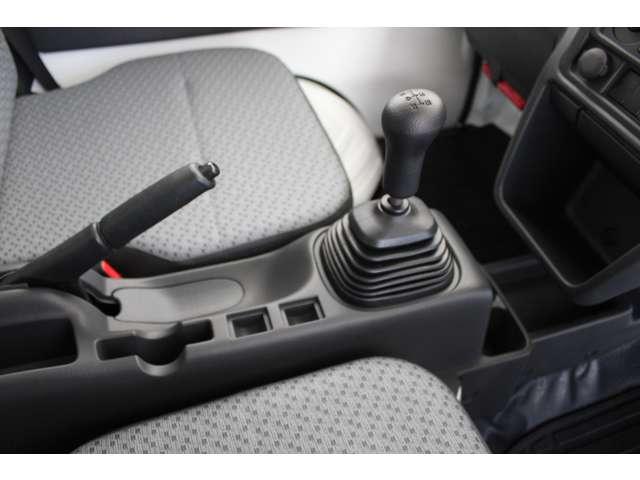 ミニキャブトラック Ｍ　ＡＭ／ＦＭラジオ　切替４ＷＤ　ＡＳＣ　助手席エアバック　運転席エアバック　エアコン　パワステ　ＡＢＳ（10枚目）