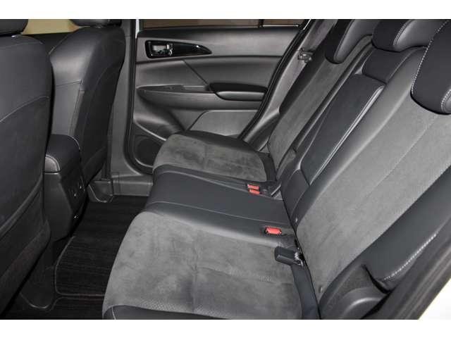 後席にもゆとりのスペースを確保！センターアームレストでさらにリラックス！