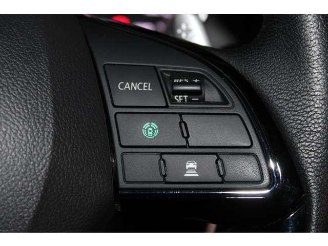 手元のリモコンで設定した速度と車間距離で先行車についていきます。車線中央付近を走るようにステアリング操作をサポートしてくれるので高速道路や長距離走行時に役立ちます