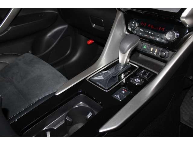 スイッチ操作で作動できる電動サイドブレーキを装備！また、信号待ちなどの停車時にブレーキペダルから足を離しても停車状態を維持することができるブレーキオートホールドスイッチも装備しています。