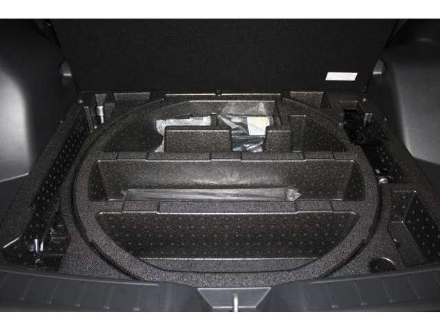 スペアタイヤはありませんが、パンク修理キットが付いてます。自分で空気圧の調整ができるコンプレッサーもあります。