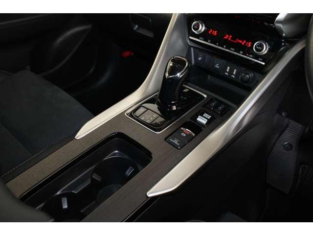 エクリプスクロスＰＨＥＶ Ｐ　スマホ連携ナビ　全周囲カメラ　ＥＴＣ車載器　３６０度カメラ　地デジ　ＡＢＳ　ＬＥＤランプ　クルコン　バックカメラ　ソナー　寒冷地仕様車　シートヒーター　ＥＴＣ　４ＷＤ　ナビＴＶ　盗難防止　横滑り防止（12枚目）