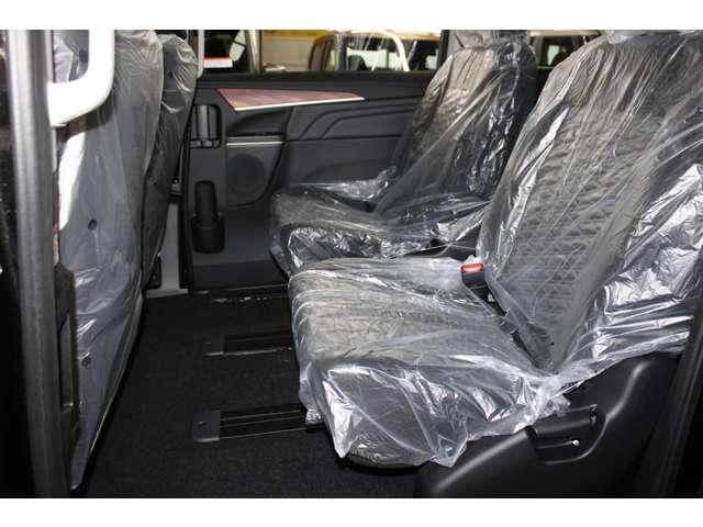 デリカＤ：５ Ｐ　雹害車両　Ｂモニター　パーキングセンサー　ＬＥＤヘッドランプ　禁煙　シートヒーター　４ＷＤ　電動シ－ト　寒冷地仕様　ＡＢＳ　３列　オートエアコン　ＡＳＣ　盗難防止装置　パワーウインドウ　ウォークスルー（13枚目）