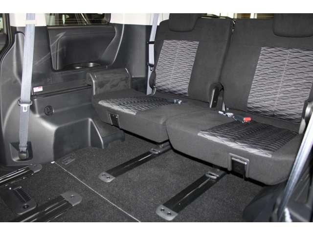 デリカＤ：５ Ｐ　雹害車両　Ｂモニター　パーキングセンサー　ＬＥＤヘッドランプ　禁煙　シートヒーター　４ＷＤ　電動シ－ト　寒冷地仕様　ＡＢＳ　３列　オートエアコン　ＡＳＣ　盗難防止装置　パワーウインドウ　ウォークスルー（14枚目）