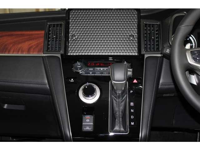 デリカＤ：５ Ｐ　雹害車両　Ｂモニター　パーキングセンサー　ＬＥＤヘッドランプ　禁煙　シートヒーター　４ＷＤ　電動シ－ト　寒冷地仕様　ＡＢＳ　３列　オートエアコン　ＡＳＣ　盗難防止装置　パワーウインドウ　ウォークスルー（16枚目）