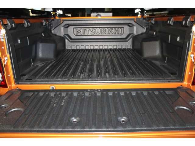 トライトン ＧＳＲ　雹害車両　クリアランスソナー　寒冷地仕様　シートヒータ　スマートキー　電動シート　４ＷＤ　アイドリングストップ　サイドモニター　横滑り防止　ナビ　メモリーナビ　バックカメラ　エアコン　アルミホイール（19枚目）