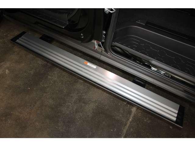 �����ɂ͓d���T�C�h�X�e�b�v�𑕔��I�t�����g�h�A�܂��̓X���C�h�h�A���J����ƃT�C�h�X�e�b�v���o�Ă���̂ŁA���~��ɂƂĂ��֗��ł��I