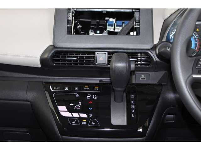 ｅＫワゴン Ｇ　オーディオレス　バックカメラ　スマートキー　衝突軽減ブレーキ　前席シートヒーター　クリアランスソナー　スマートキー　アイドリングストップ　ベンチシート　バックカメラ　オートエアコン　盗難警報装置（7枚目）