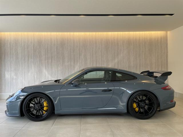 ９１１ ９１１ＧＴ３　ワンオーナー　禁煙車　ディーラー車　左ハンドル　カーボンバケットシート・ストライプ　ロールバー　ミラーカーボン　ヘッドライトプロジェクター　レザーダッシュ　アルカンターラルーフライナー　純正２０ＡＷ　リアスポイラー　Ｇｏｏ鑑定車（24枚目）