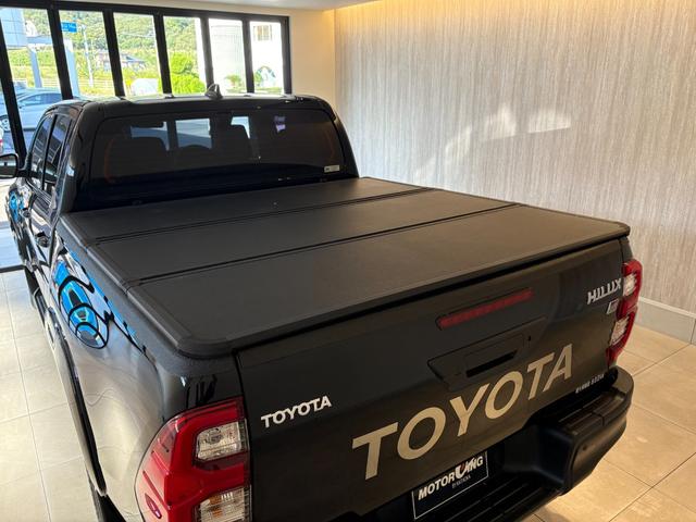 ハイラックス Ｚ　ＧＲスポーツ　ワンオーナー　折りたたみハードトノカバー　ベッドライナー　ＴＯＹＯＴＡデカール　純正８型ディスプレイオーディオ　ナビ　パノラミックビューモニター　フロント・リアドライブレコーダー　ブラックハーフレザーシート　パドルシフト　Ｇｏｏ鑑定車（9枚目）
