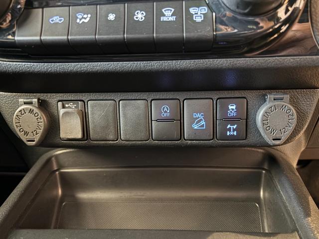 ハイラックス Ｚ　ＧＲスポーツ　ワンオーナー　折りたたみハードトノカバー　ベッドライナー　ＴＯＹＯＴＡデカール　純正８型ディスプレイオーディオ　ナビ　パノラミックビューモニター　フロント・リアドライブレコーダー　ブラックハーフレザーシート　パドルシフト　Ｇｏｏ鑑定車（32枚目）