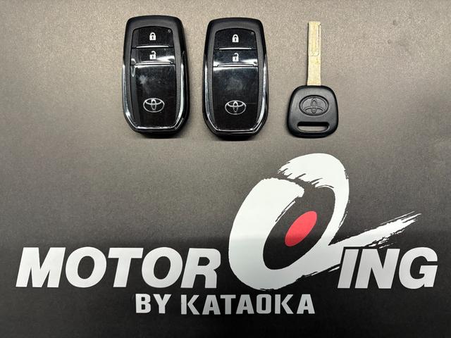 【スマートキー】キーをポケットに入れたままでもドアのロック＆アンロックができ、雨の日や、荷物の多い日に大活躍！【スペアキー】万が一のときも助かるスペアキー付！中古車検討の際には必ずご確認下さい！