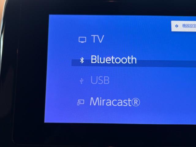 ヤリスクロス ハイブリッドＺ　登録済未使用車　ハンズフリーパワーバックドア　カラーヘッドアップディスプレイ　アダプティブハイビーム　トヨタチームメイト　純正８型ディスプレイオーディオ・ナビ・フルセグＴＶ　パノラミックビューモニター　ＨＤＭＩ・ＵＳＢ入力端子　シートヒーター（3枚目）