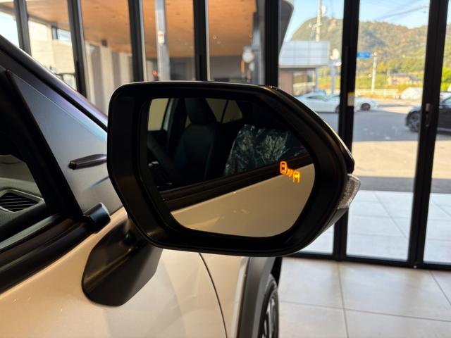 ヤリスクロス ハイブリッドＺ　登録済未使用車　ハンズフリーパワーバックドア　カラーヘッドアップディスプレイ　アダプティブハイビーム　トヨタチームメイト　純正８型ディスプレイオーディオ・ナビ・フルセグＴＶ　パノラミックビューモニター　ＨＤＭＩ・ＵＳＢ入力端子　シートヒーター（8枚目）