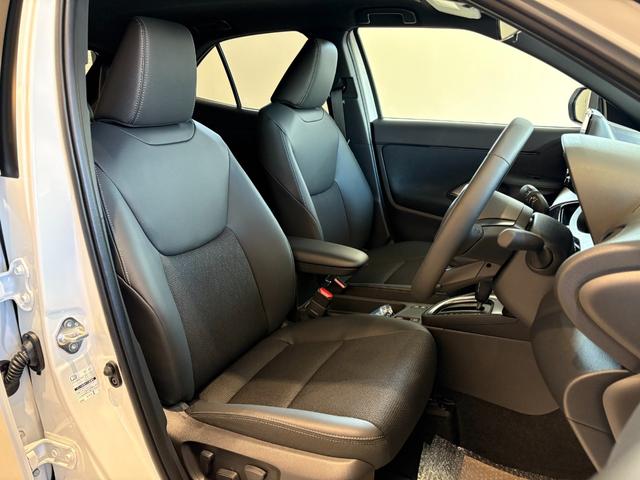 ヤリスクロス ハイブリッドＺ　登録済未使用車　ハンズフリーパワーバックドア　カラーヘッドアップディスプレイ　アダプティブハイビーム　トヨタチームメイト　純正８型ディスプレイオーディオ・ナビ・フルセグＴＶ　パノラミックビューモニター　ＨＤＭＩ・ＵＳＢ入力端子　シートヒーター（10枚目）