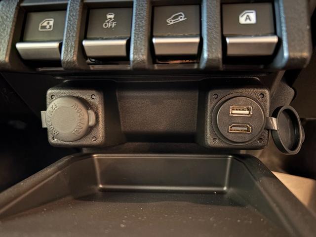 ジムニー ＸＣ　届出済未使用車　ブレーキサポート　アイドリングストップ　カロッツェリア９型ディスプレイオーディオ　バックモニター　ＨＤＭＩ・ＵＳＢ入力端子　ＥＴＣ　シートヒーター　リアパークセンサー　クルーズコントロール　ＬＥＤヘッドライト　背面タイヤ　純正１６ＡＷ（5枚目）