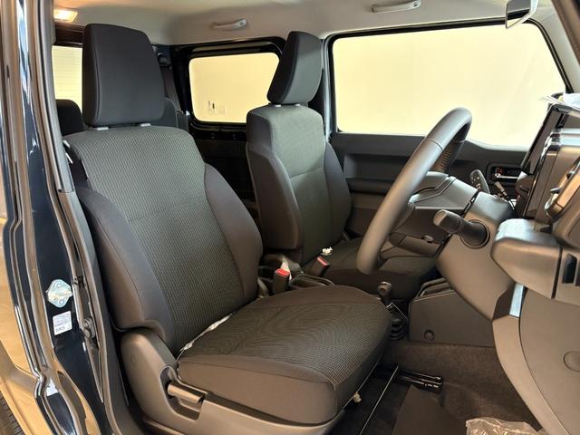 ジムニー ＸＣ　届出済未使用車　ブレーキサポート　アイドリングストップ　カロッツェリア９型ディスプレイオーディオ　バックモニター　ＨＤＭＩ・ＵＳＢ入力端子　ＥＴＣ　シートヒーター　リアパークセンサー　クルーズコントロール　ＬＥＤヘッドライト　背面タイヤ　純正１６ＡＷ（10枚目）