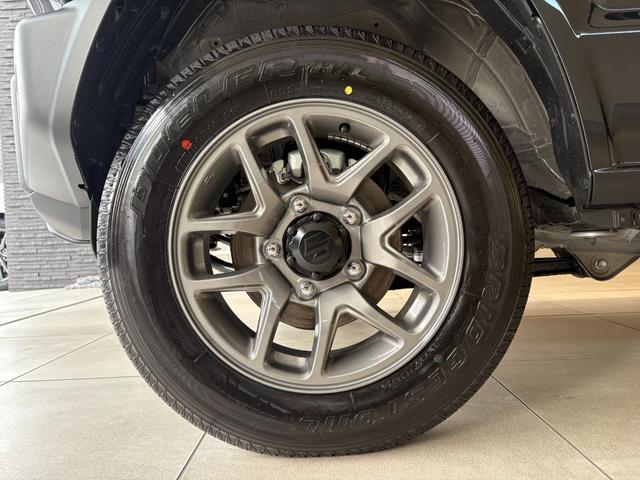 ジムニー ＸＣ　届出済未使用車　ブレーキサポート　アイドリングストップ　カロッツェリア９型ディスプレイオーディオ　バックモニター　ＨＤＭＩ・ＵＳＢ入力端子　ＥＴＣ　シートヒーター　リアパークセンサー　クルーズコントロール　ＬＥＤヘッドライト　背面タイヤ　純正１６ＡＷ（19枚目）