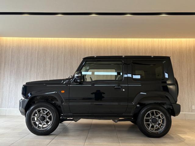 ジムニー ＸＣ　届出済未使用車　ブレーキサポート　アイドリングストップ　カロッツェリア９型ディスプレイオーディオ　バックモニター　ＨＤＭＩ・ＵＳＢ入力端子　ＥＴＣ　シートヒーター　リアパークセンサー　クルーズコントロール　ＬＥＤヘッドライト　背面タイヤ　純正１６ＡＷ（24枚目）