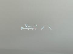 【ヘッドアップディスプレイ】運転席の前方のフロントガラスに様々な情報を映し出す装置です。 6
