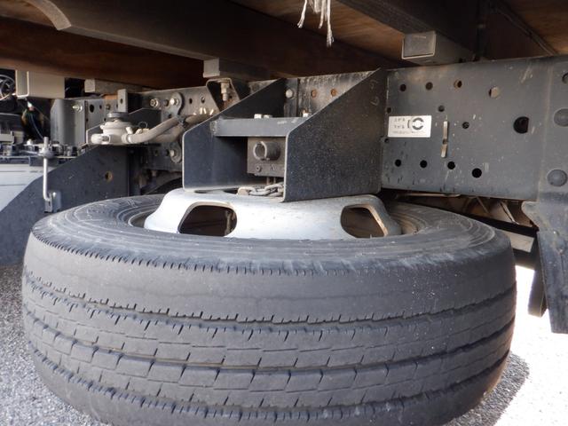 エルフトラック フルフラットロー　全低床　フルフラットロー　２ｔ積トラック　１０尺ボディ　５速　坂道発進補助装置　荷台内寸３１１ｃｍ１６２ｃｍ３６ｃｍ　社外ナビ　左電装格納ミラー　ＥＴＣ（26枚目）