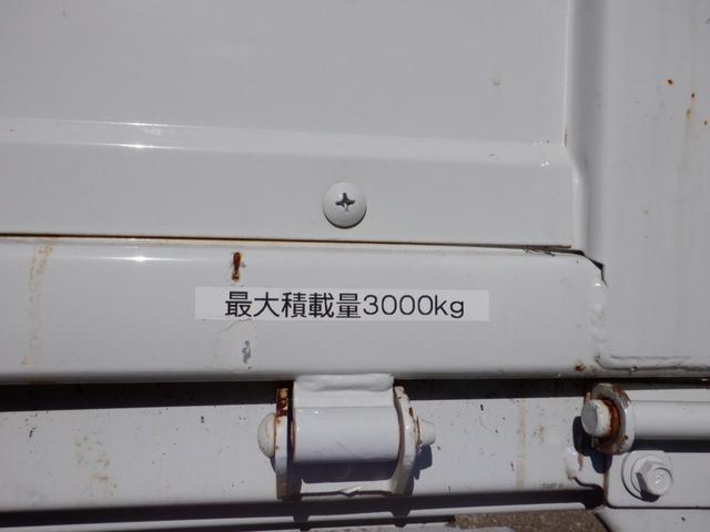 エルフトラック ロングフルフラットロー　全低床　３ｔ積　６ＭＴ　３ペダル　ユニック製　ＵＲＵ２６４　４段クレーン　ラジコン　フックイン　荷台内寸３６０ｃｍ１７９ｃｍ３７ｃｍ　荷台地上高１００ｃｍ　坂道発進補助装置　左電動格納ミラー（13枚目）