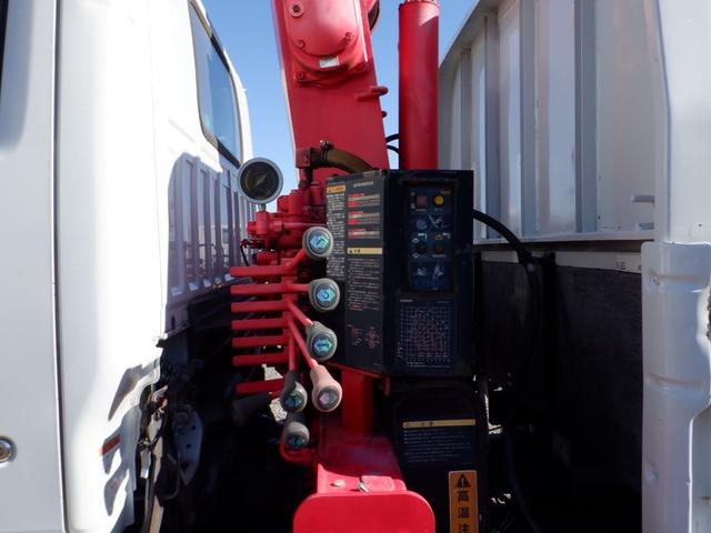 エルフトラック ロングフルフラットロー　全低床　３ｔ積　６ＭＴ　３ペダル　ユニック製　ＵＲＵ２６４　４段クレーン　ラジコン　フックイン　荷台内寸３６０ｃｍ１７９ｃｍ３７ｃｍ　荷台地上高１００ｃｍ　坂道発進補助装置　左電動格納ミラー（25枚目）