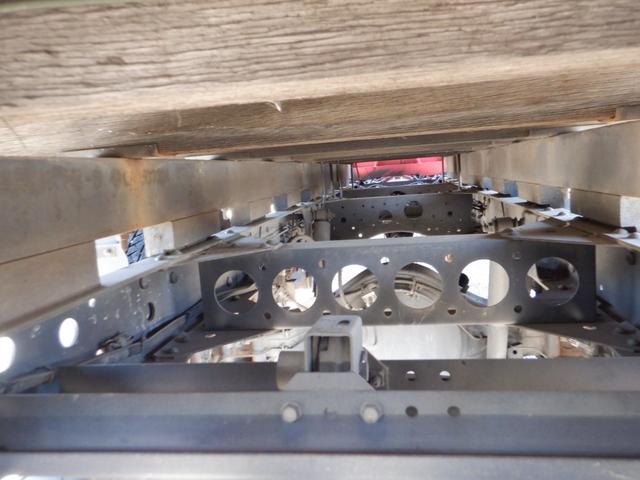 エルフトラック ロングフルフラットロー　全低床　３ｔ積　６ＭＴ　３ペダル　ユニック製　ＵＲＵ２６４　４段クレーン　ラジコン　フックイン　荷台内寸３６０ｃｍ１７９ｃｍ３７ｃｍ　荷台地上高１００ｃｍ　坂道発進補助装置　左電動格納ミラー（44枚目）