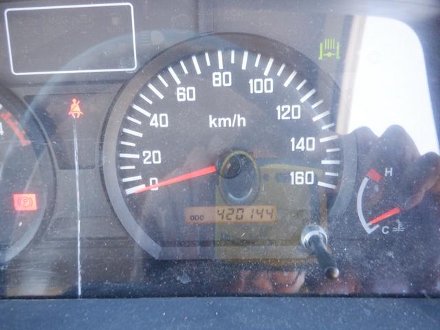 エルフトラック ロングフルフラットロー　全低床　３ｔ積　６ＭＴ　３ペダル　ユニック製　ＵＲＵ２６４　４段クレーン　ラジコン　フックイン　荷台内寸３６０ｃｍ１７９ｃｍ３７ｃｍ　荷台地上高１００ｃｍ　坂道発進補助装置　左電動格納ミラー（60枚目）