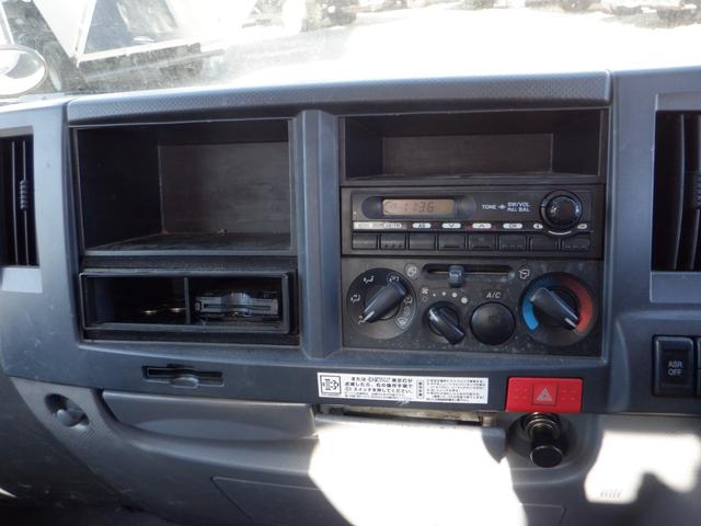 エルフトラック ロングフルフラットロー　全低床　３ｔ積　６ＭＴ　３ペダル　ユニック製　ＵＲＵ２６４　４段クレーン　ラジコン　フックイン　荷台内寸３６０ｃｍ１７９ｃｍ３７ｃｍ　荷台地上高１００ｃｍ　坂道発進補助装置　左電動格納ミラー（61枚目）