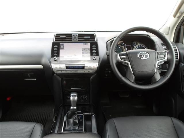 スタイリッシュなデザインのインパネ。各操作スイッチは使いやすい位置に配置されてます。