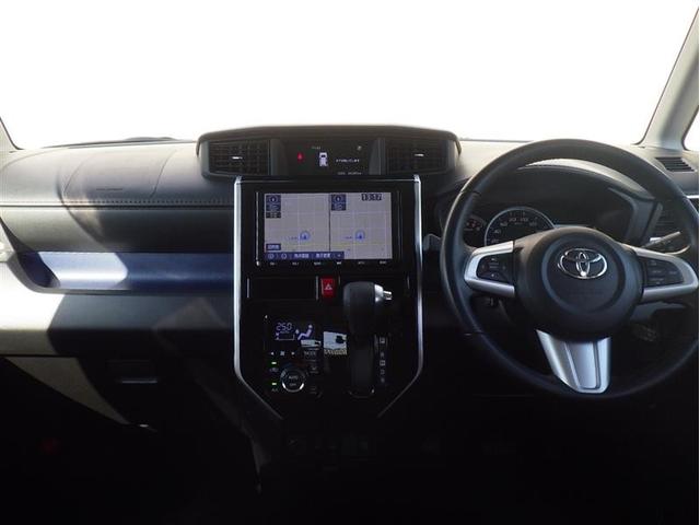 スタイリッシュなデザインのインパネ。各操作スイッチは使いやすい位置に配置されてます。