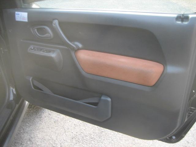 ジムニー ランドベンチャー　限定車　シートヒーター　ジオランダーＭ／Ｔタイヤ　前後バンパー外品（4枚目）