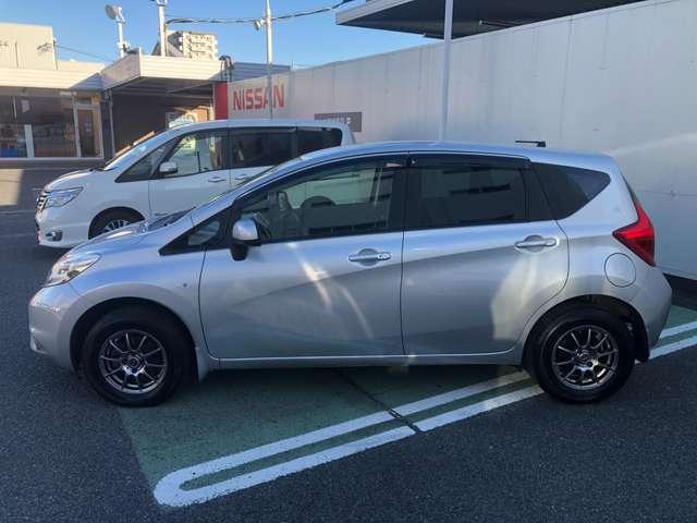 ノート Ｘ　ＦＯＵＲ　パートタイム４ＷＤ　社外アルミホイール・純正ナビ・バックモニター・ＥＴＣ・ワンオーナー・インテリキー（3枚目）