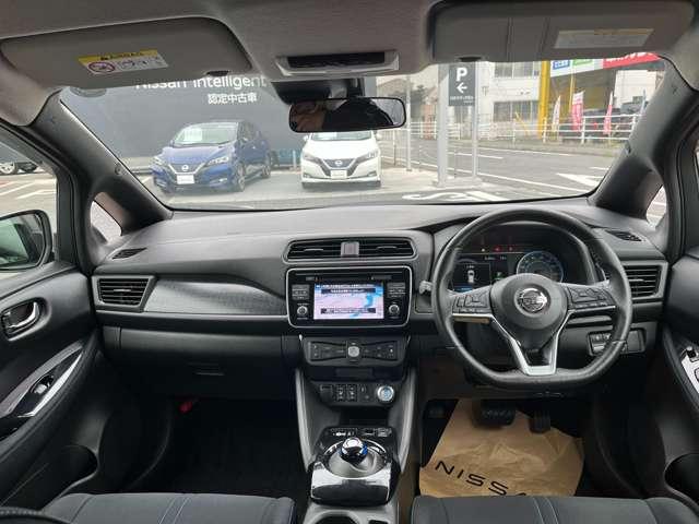 リーフ Ｘ　ワンオーナー　禁煙車　オートクルーズコントロール　純正ＳＤナビ　ＣＤ　バックカメラ　ＥＴＣ　スマートキー　ＬＥＤヘッドランプ　ＡＢＳ　衝突被害軽減システム　盗難防止システム（4枚目）